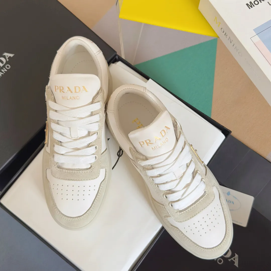 👟👟Ex-factory price 660👟👟 Top version Prada Latest Downtown Bold series Thick sole Platform shoes Triangle logo Casual sneakers White shoes Original purchase and development Production Downtown Bold sneakers are inspired by basketball shoes in the 1980s, with sporty design and exquisite details. Crafted from perforated leather, the statement platform sole provides a unique, modern style. The Prada logo is interpreted from different angles, decorated with the iconic enamel-coated triangular metal logo, highlighting the unique classic style. Exquisite packaging at the delivery counter🛍📦 ▪️Fabric: Original custom imported first-layer cowhide ▪️Inner lining: Original imported soft sheepskin ▪️Outsole: Original molded ultra-light foam material ▪️Sole thickness: 4.5CM ▪️Size: Women's 35-40